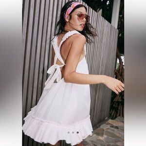 Elegant White Sleeveless Dress